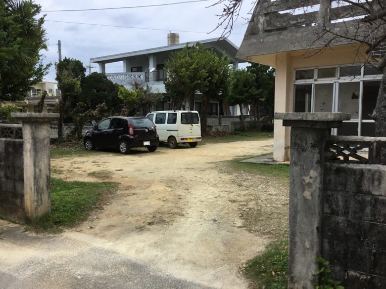 久米島の沖縄そばやん小の駐車場