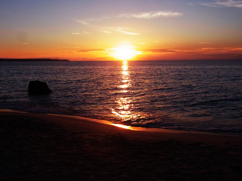 沖縄の離島で絶景の夕日を楽しむ！人気のサンセットスポット７選！
