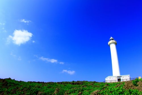 白亜の大型灯台「残波岬灯台」と「金城パーラー50周年」