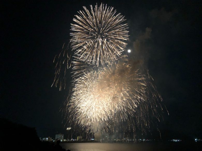 名護湾で打ち上げられた名護市制50周年記念リレー花火