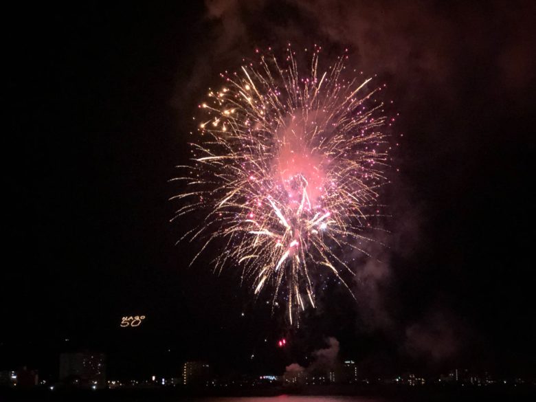 名護市制50周年記念リレー花火は名護湾で打ち上げられました。