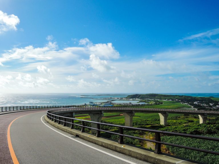 沖縄クイズ！この絶景ポイントの橋はどこにある？その名前を当ててください！
