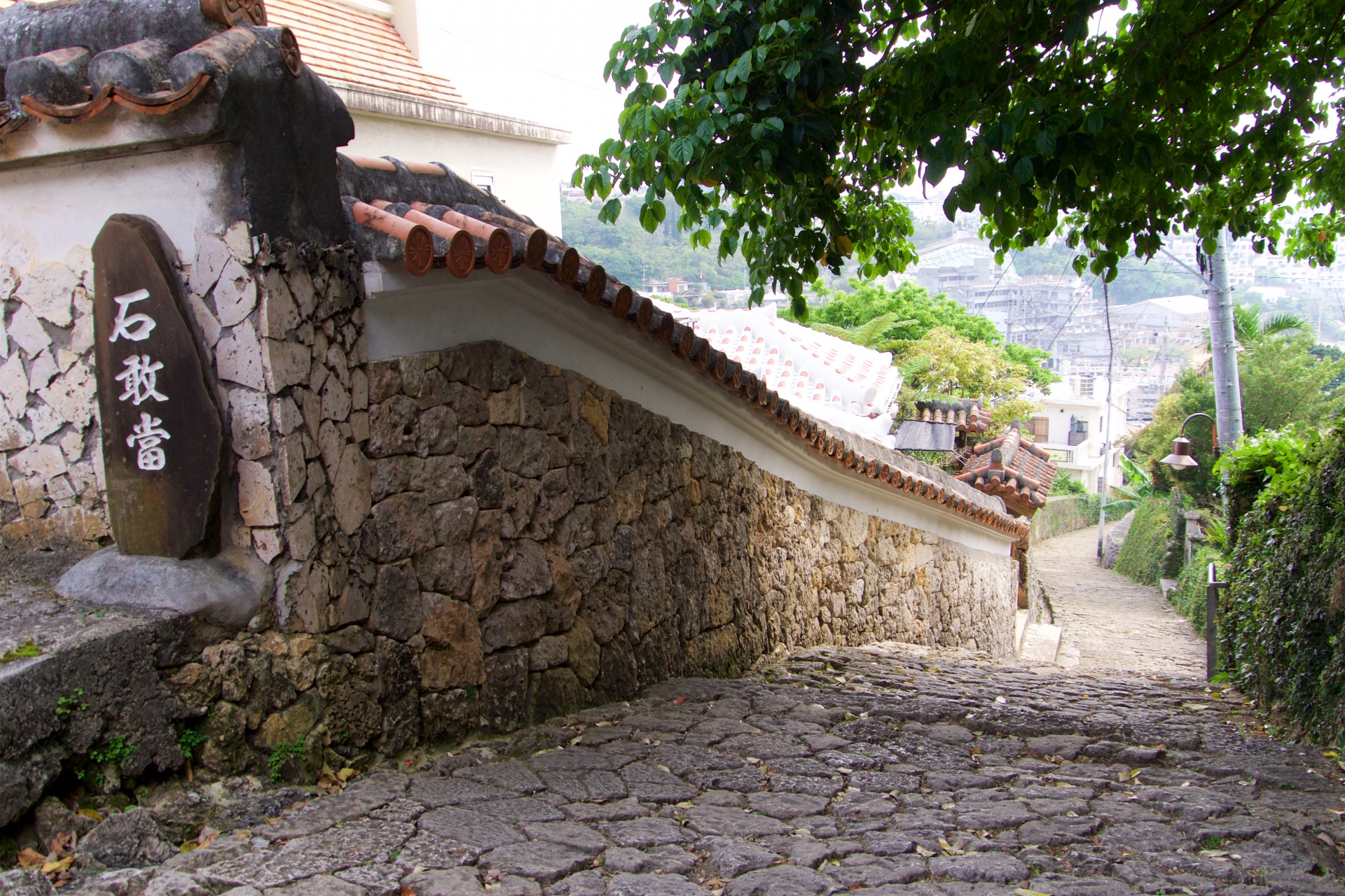 首里金城町の石畳は琉球王国時代の歴史を感じる散歩道