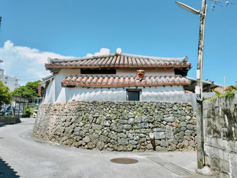 那覇・壺屋やちむん通りからすじぐゎーをゆったりまち歩きでみつけるガイドツアー