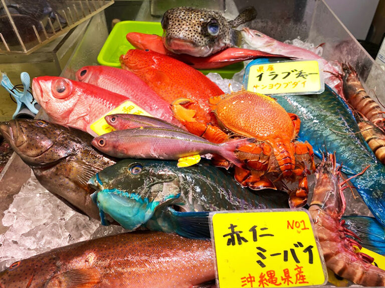 久米島漁協直営の美味しい食材が食べられる「くみマルシェ」