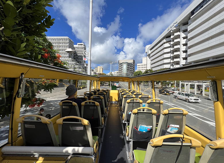 沖縄初登場のオープントップバスで気分爽快！沖縄の景色を楽しもう！