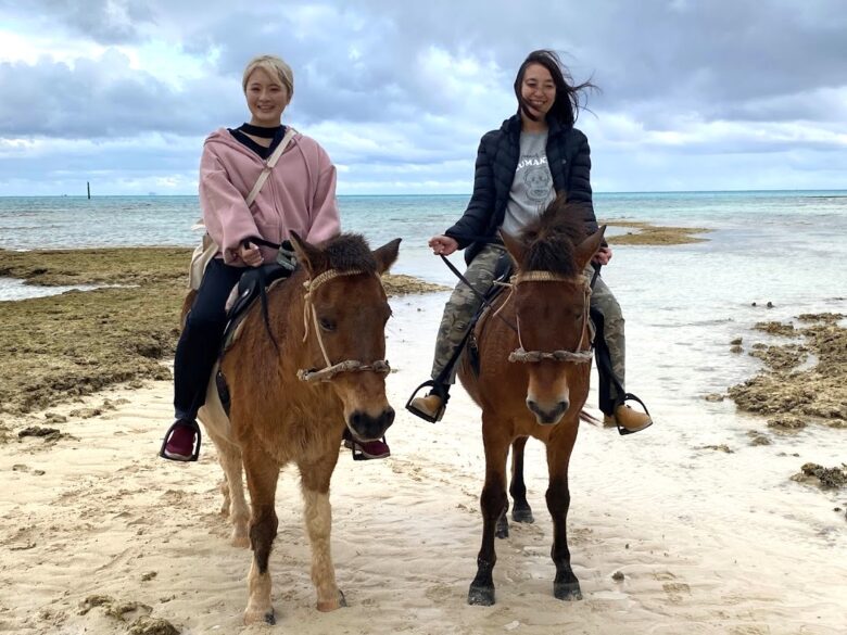 久米島の美しいイーフビーチをバックに乗馬をします。