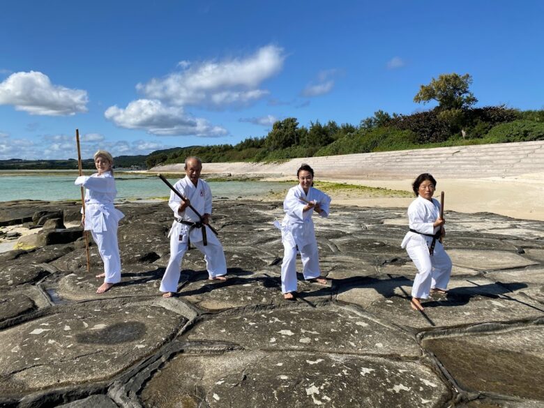 久米島の畳石で琉球古武道に初挑戦！