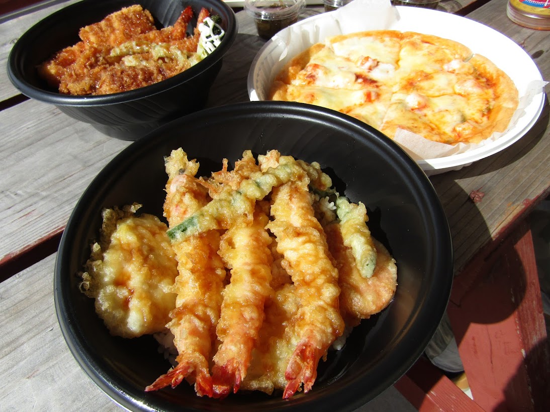 久米島漁協直営の美味しい食材が食べられる「くみマルシェ」