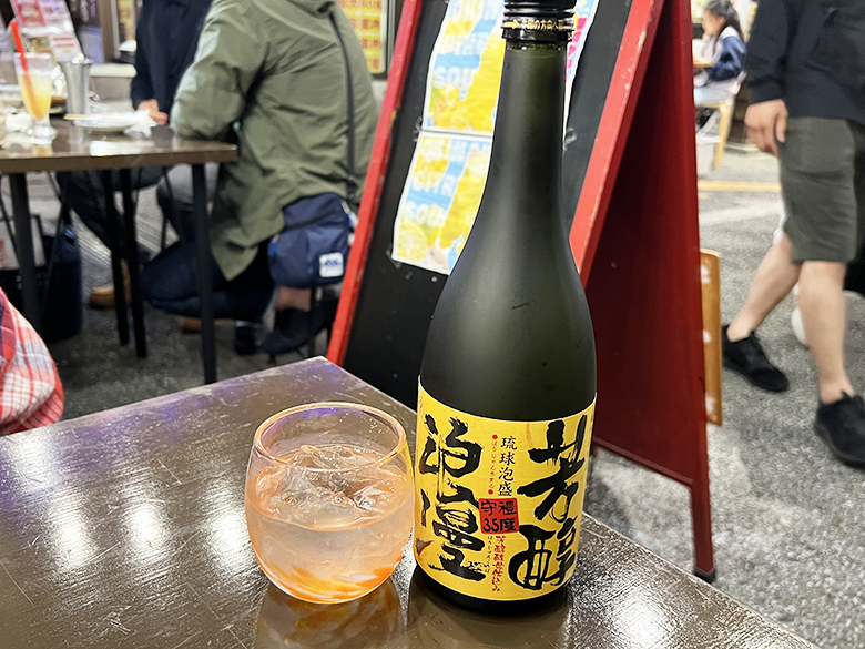国際通り屋台村で泡盛島酒と肴
