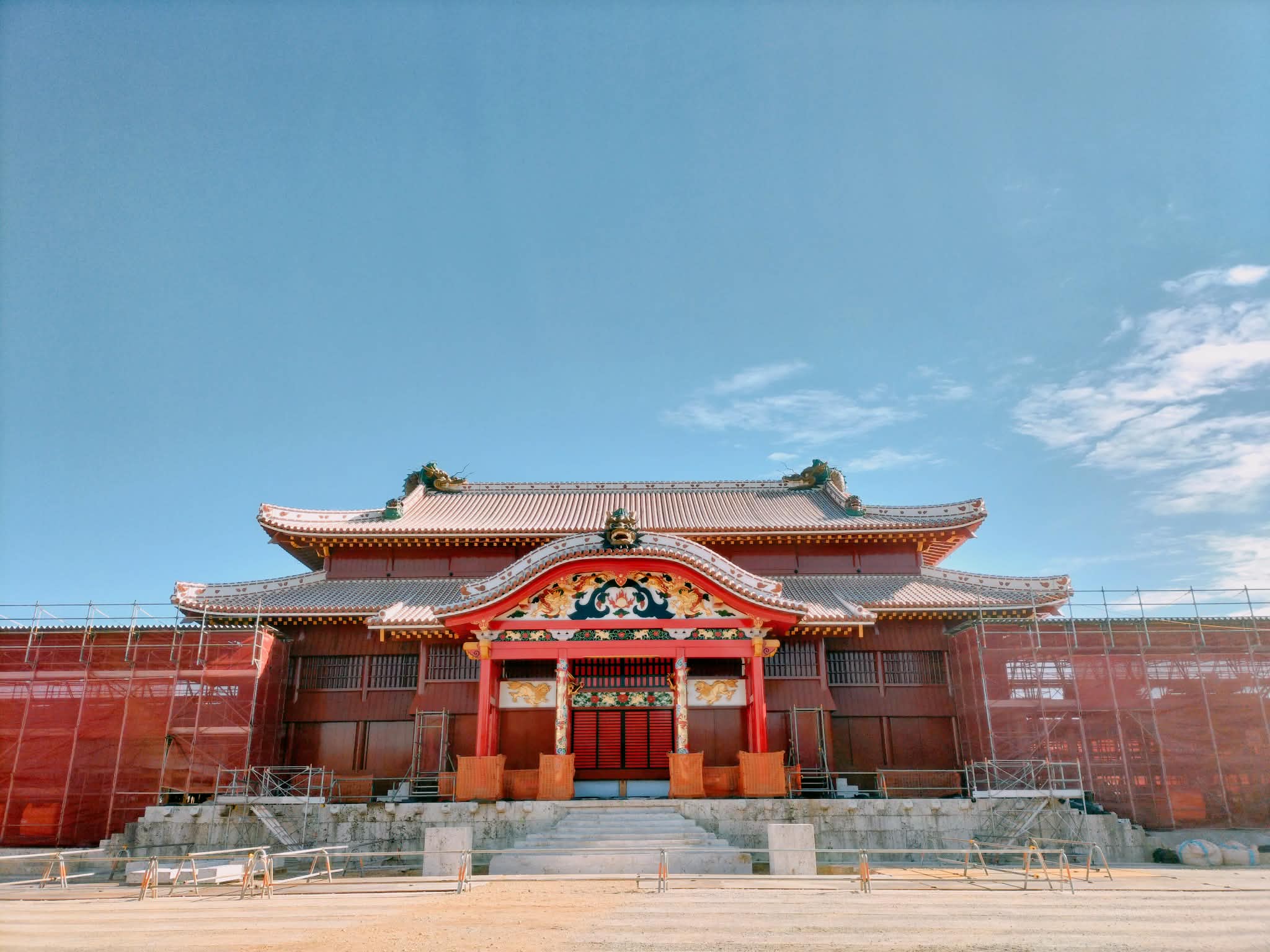 首里城をめぐる2026年の「現在」、正殿が姿を現し今秋完成へ！！