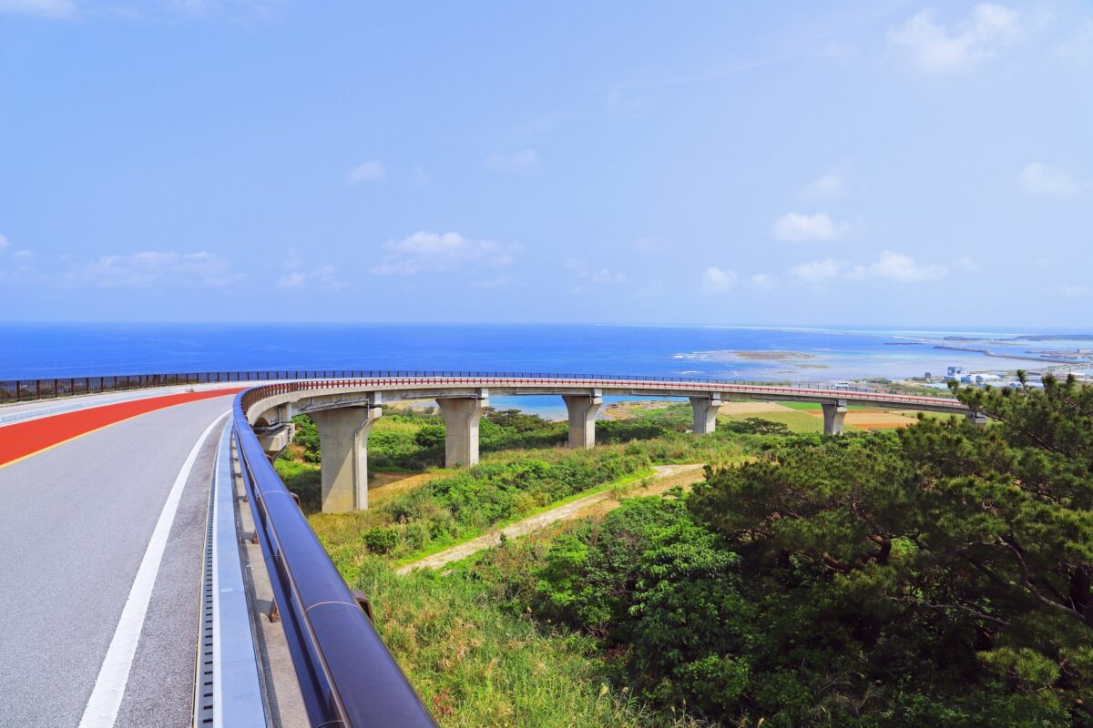 沖縄クイズ！この絶景ポイントの橋はどこにある？その名前を当ててください！