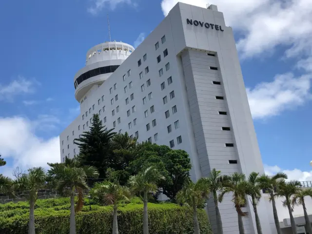 沖縄最後の宿泊は、ノボテルです。チェックインがラウンジ階の15階なので部屋に入らないまま、ラウンジでティータイムのコーヒーを飲んでたら、17時からカクテルタイムに。ついつい飲み始めてしまいました。15階の360度展望ラウンジなので、眺めは最高です。首里観音堂を見ながら楽しんでます。
ちなみに外観写真は以前に撮ったもので、梅雨入りの沖縄はこんな晴天ではないです。

#ノボテル沖縄那覇　#ラウンジ　#首里観音堂　@