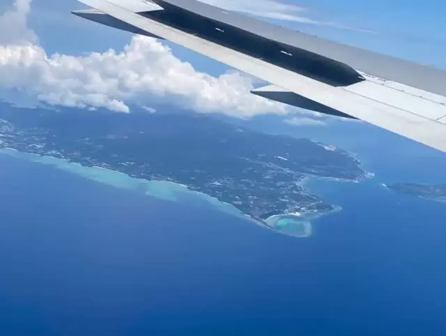 本部町、伊江島、水納島、残波岬、嘉手納基地、浦添西海岸、泊港を見ながら那覇空港着陸。撮影はJAL987便45Aより。#伊江島 #空撮 #本部町 #嘉手納基地 #沖縄